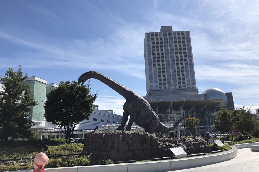 福井駅前の恐竜モニュメント